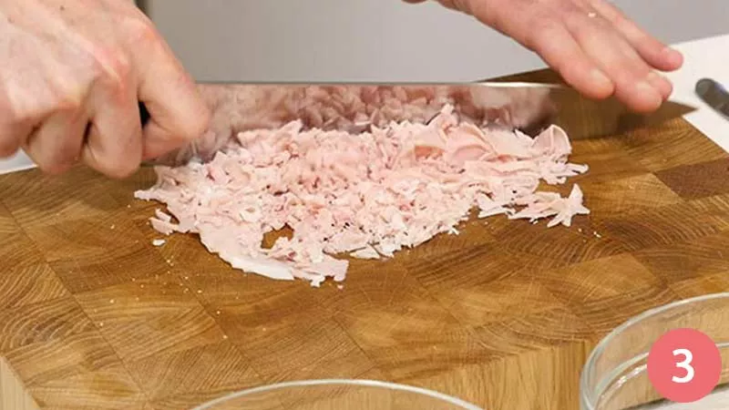 Nel frattempo tritiamo il prosciutto cotto molto finemente.